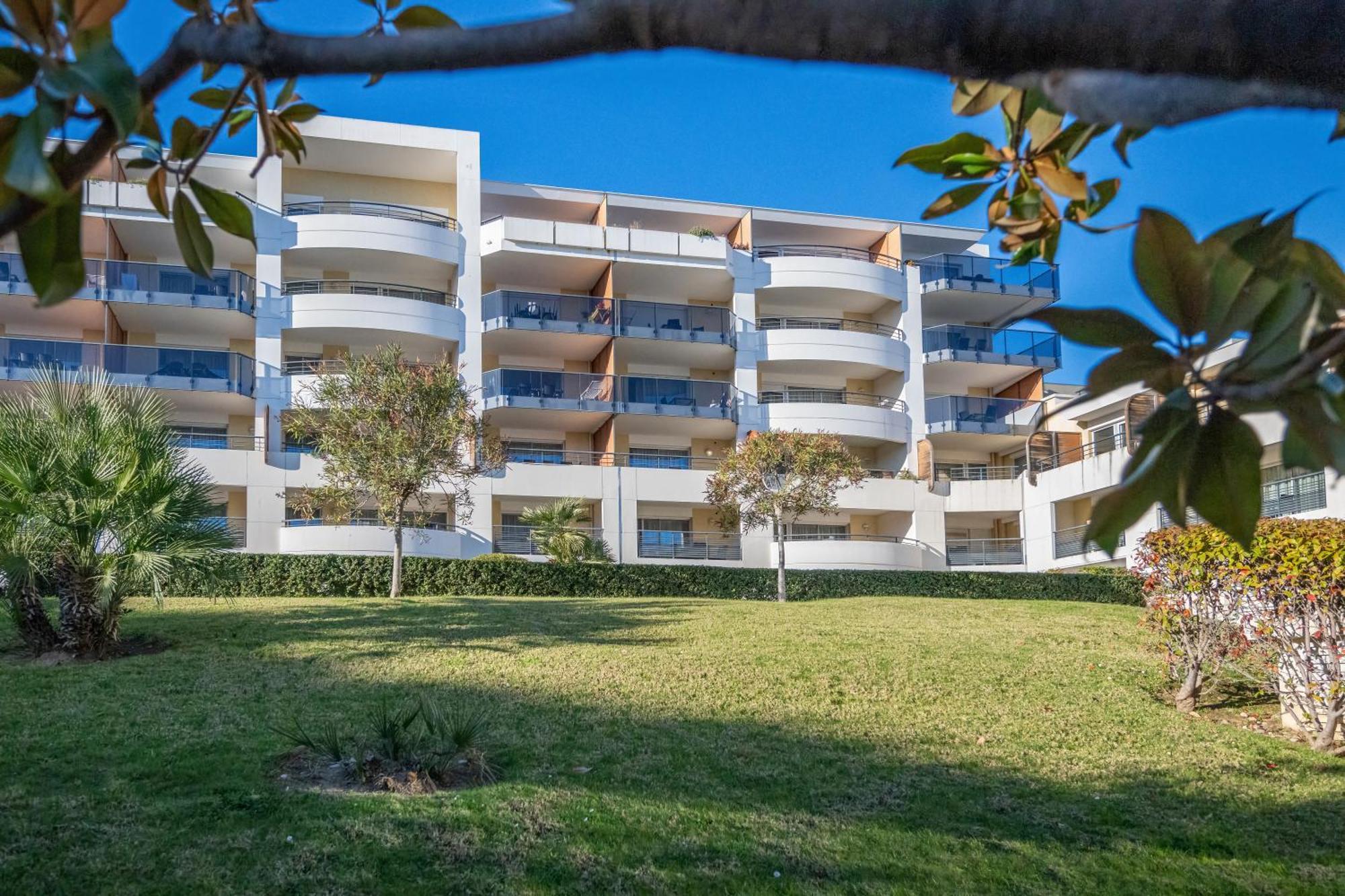 Nemea Appart Hotel Le Lido Cagnes Sur Mer Exteriör bild